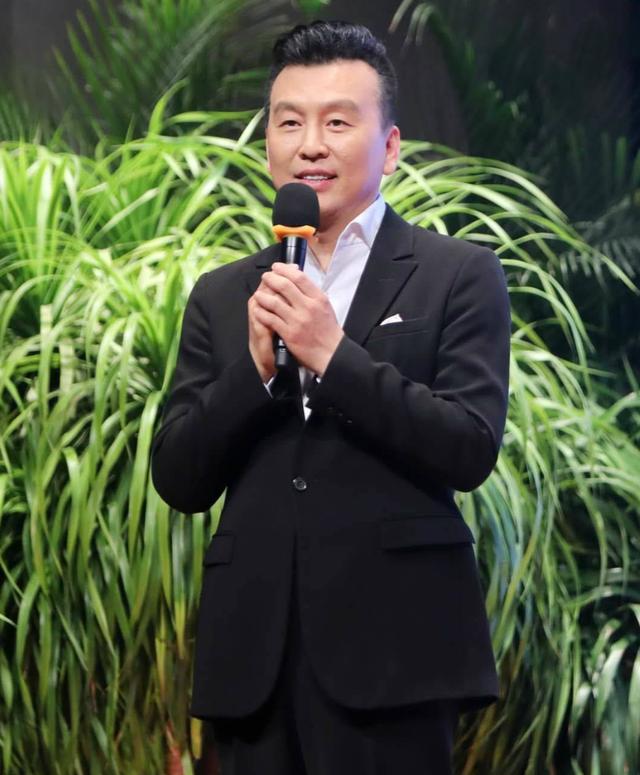 被谣言困扰多年,央视主持人张泽群发文晒娃,广收祝福