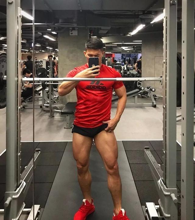 日常爱秀8块腹肌人鱼线,还是个200斤的胖子