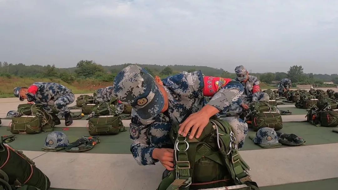 【直击演训场】鄂中空域 空降兵高强度伞降训练