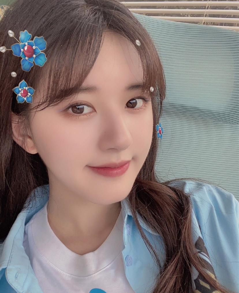 漂亮气质美女明星赵露思可爱自拍美照