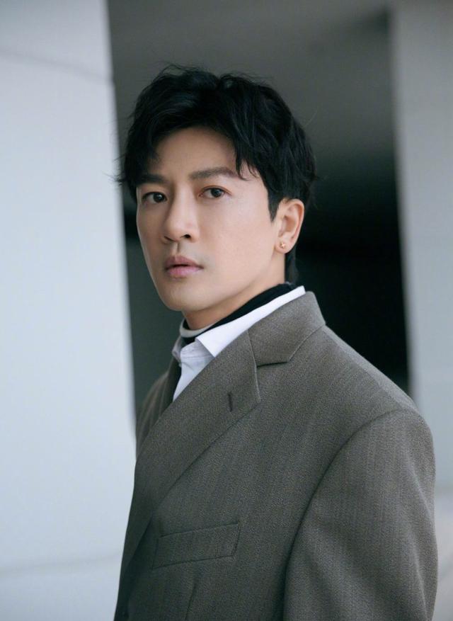 9位70后中年男明星的形象,面容如30出头,苏有朋的穿搭