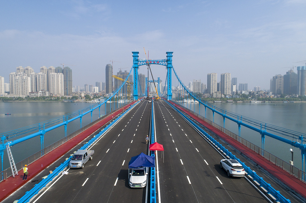 襄阳汉江凤雏大桥建成通车,耗资11亿,为世界第四座三塔式悬索桥