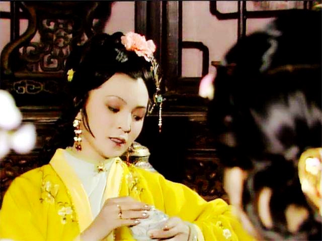 红楼梦:能干的夏奶奶与没教养的夏金桂,富养女儿错在哪儿?