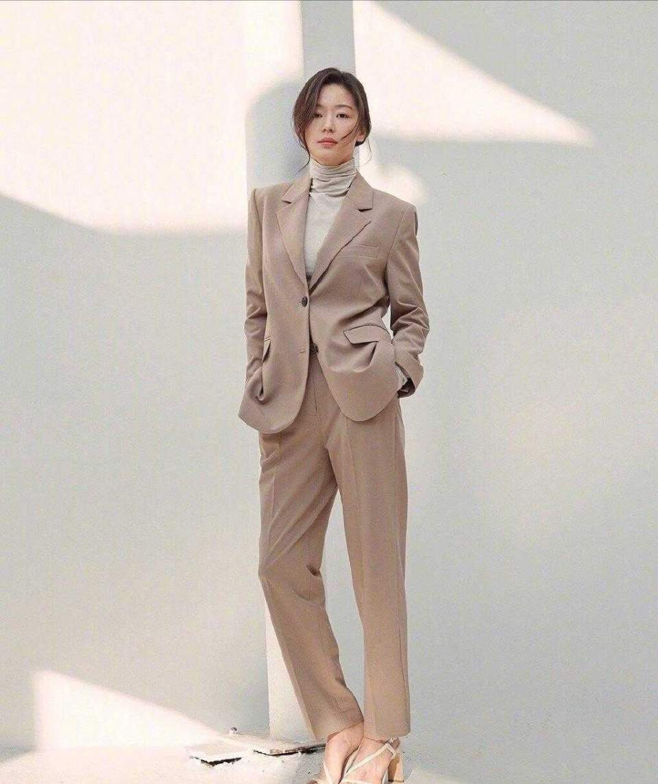 全智贤夏日私服穿搭真高级,一件卡其色风衣搭牛仔裤,气质出众
