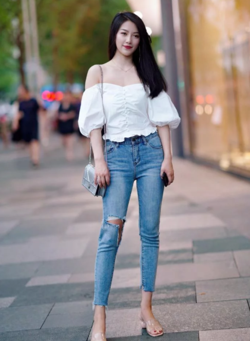街拍美图:小姐姐一件牛仔长裤,简约的服装,看起来显得