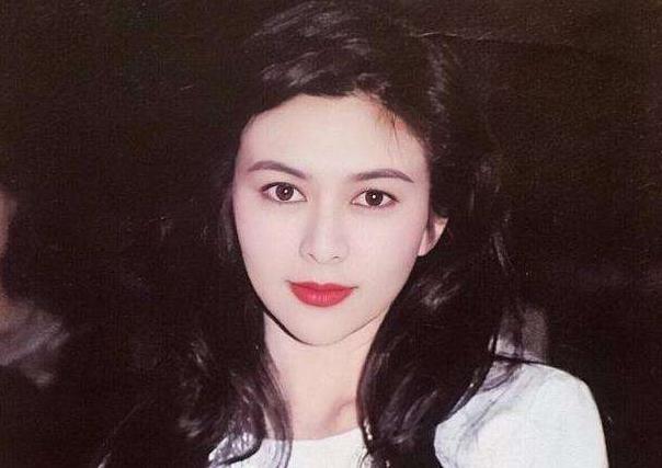 与马清伟情断没几年,1992年,关之琳就又再次卷入了 "双美争雄(刘銮雄