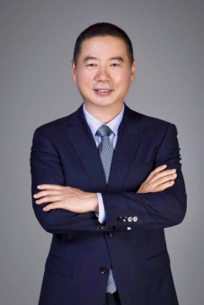 程大爷(程峰),经济学硕士,中国首批执业证券分析师,财经评论家,旅行