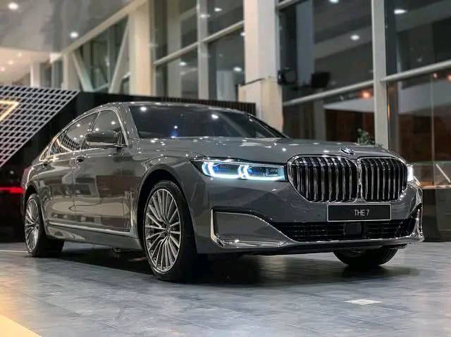 全新宝马750li,水泥灰车漆很好看