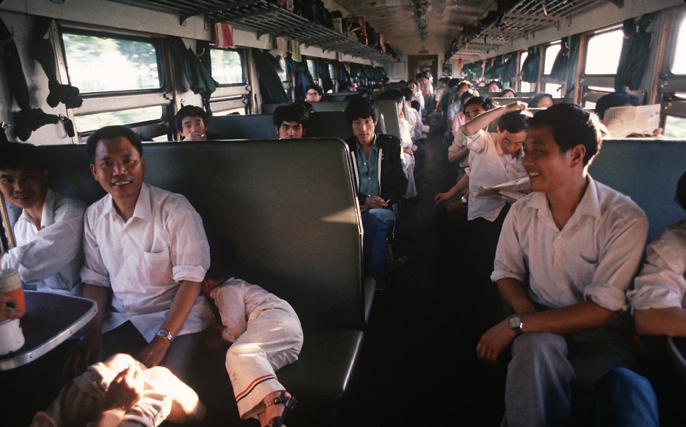 中国火车里外,1985年,绿皮火车车内车外都是风景,老照片