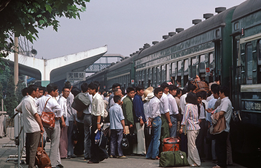 中国火车里外,1985年,绿皮火车车内车外都是风景,老照片