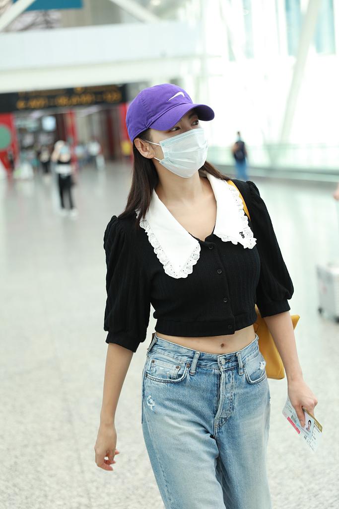 张雨绮也走起"少女路线",穿娃娃露脐衫可爱又性感,看着就讨喜