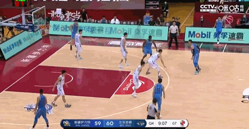 尤度提上假掩护翟晓川做出投篮假动作这迫使周琦在扑出去和回防中