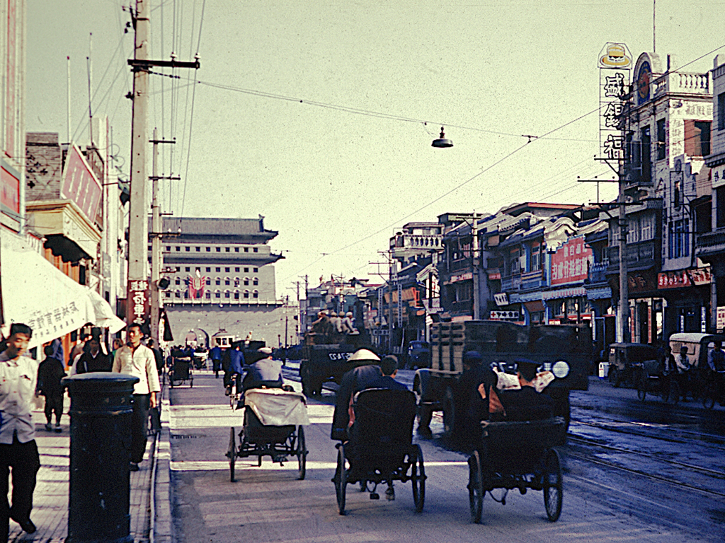 【前门大街,右为盛锡福帽庄;1957年.