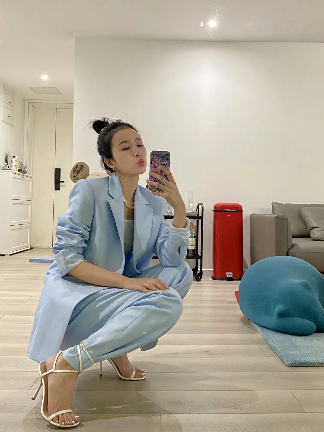 当然也有更时装的穿法 比如像周雨彤一身淡蓝色西装 裤脚系在白色绑带