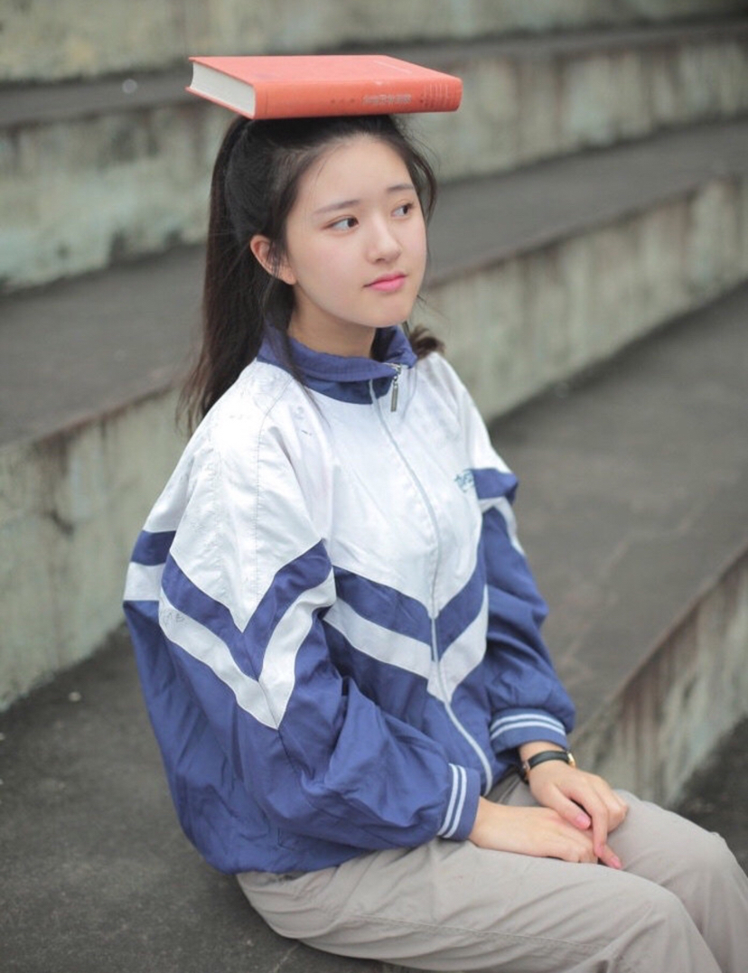 清纯可爱美女明星赵露思校服青春活力写真