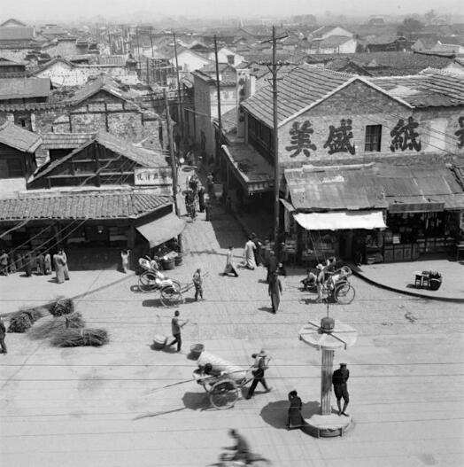 老照片:1945年的南京城,曾经的茅草屋现在房价都四万多