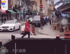 搞笑gif:实践证明,打架时的花哨动作是最没用的!