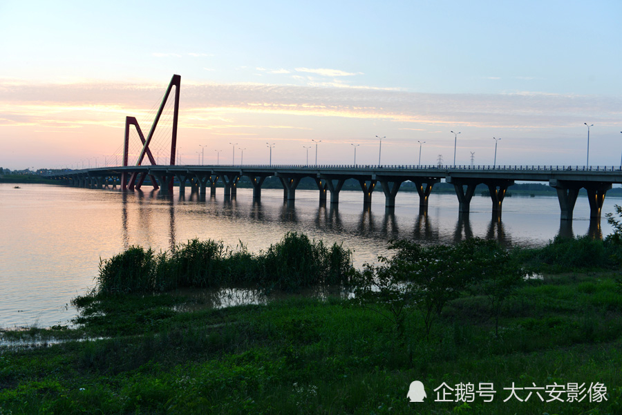 六安:雨过天晴 淠河寿春路大桥彩霞漫天 夕阳如画