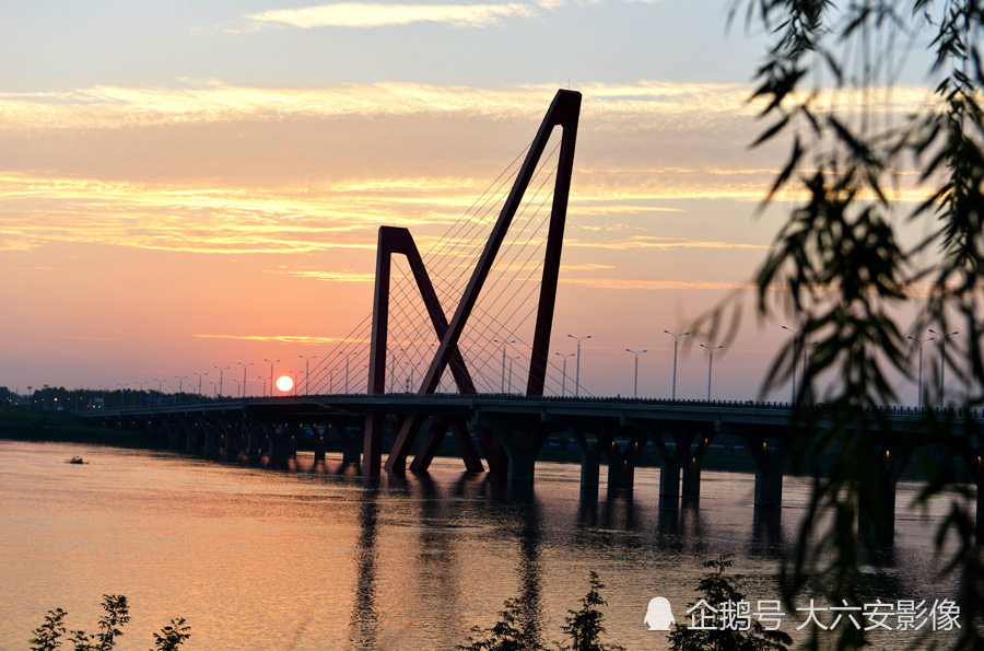 六安:雨过天晴 淠河寿春路大桥彩霞漫天 夕阳如画