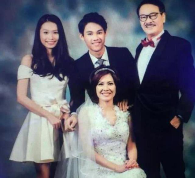 吴孟达全家福曝光,女儿颜值随爸一言难尽,儿子随妈有明星相