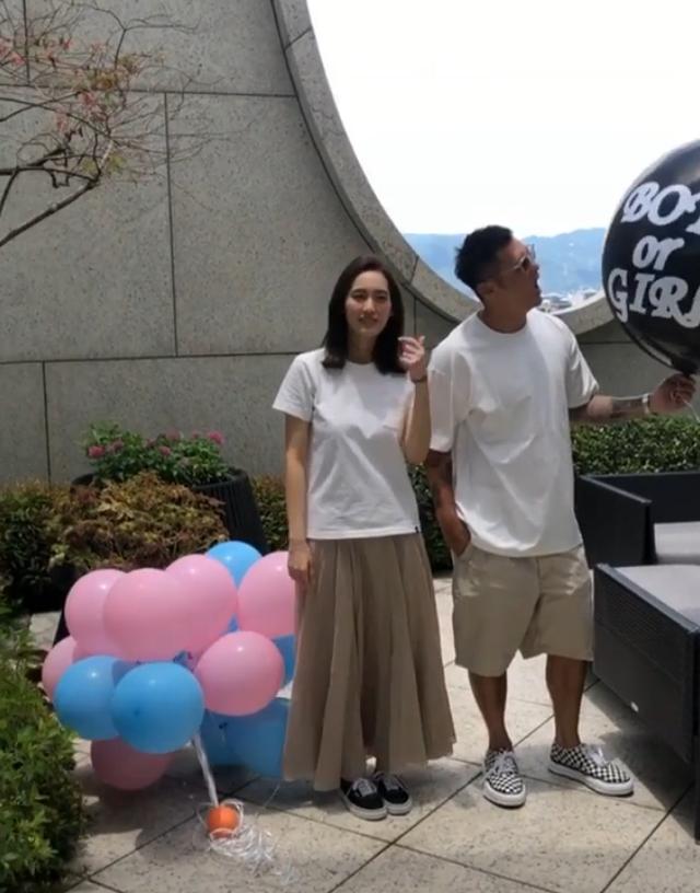 余文乐携老婆儿子出游玩耍,公开二胎性别笑得合不拢嘴