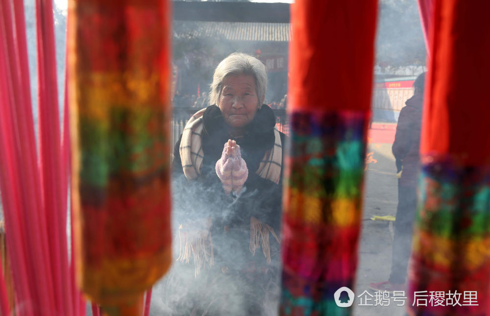 稷益庙上香祈福的老人.