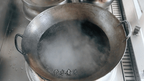 (3)起锅烧油,待油五分热,放入五花肉,表皮炸至金黄色,捞出备用.