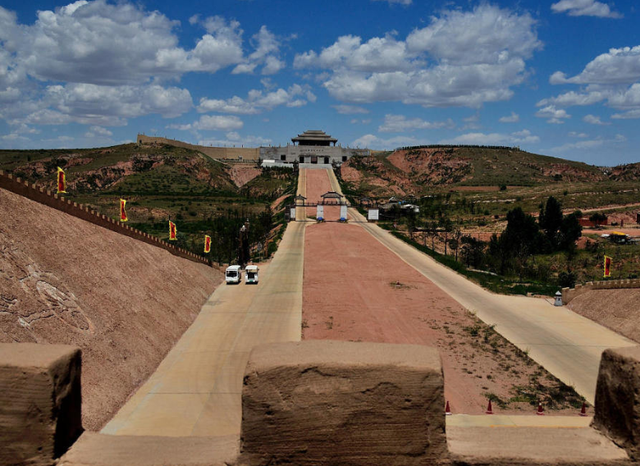 古代没有混凝土,秦始皇修的秦驰道为什么却能寸草不生