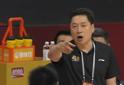 57岁李春江风格大变,频出表情包,跟之前太