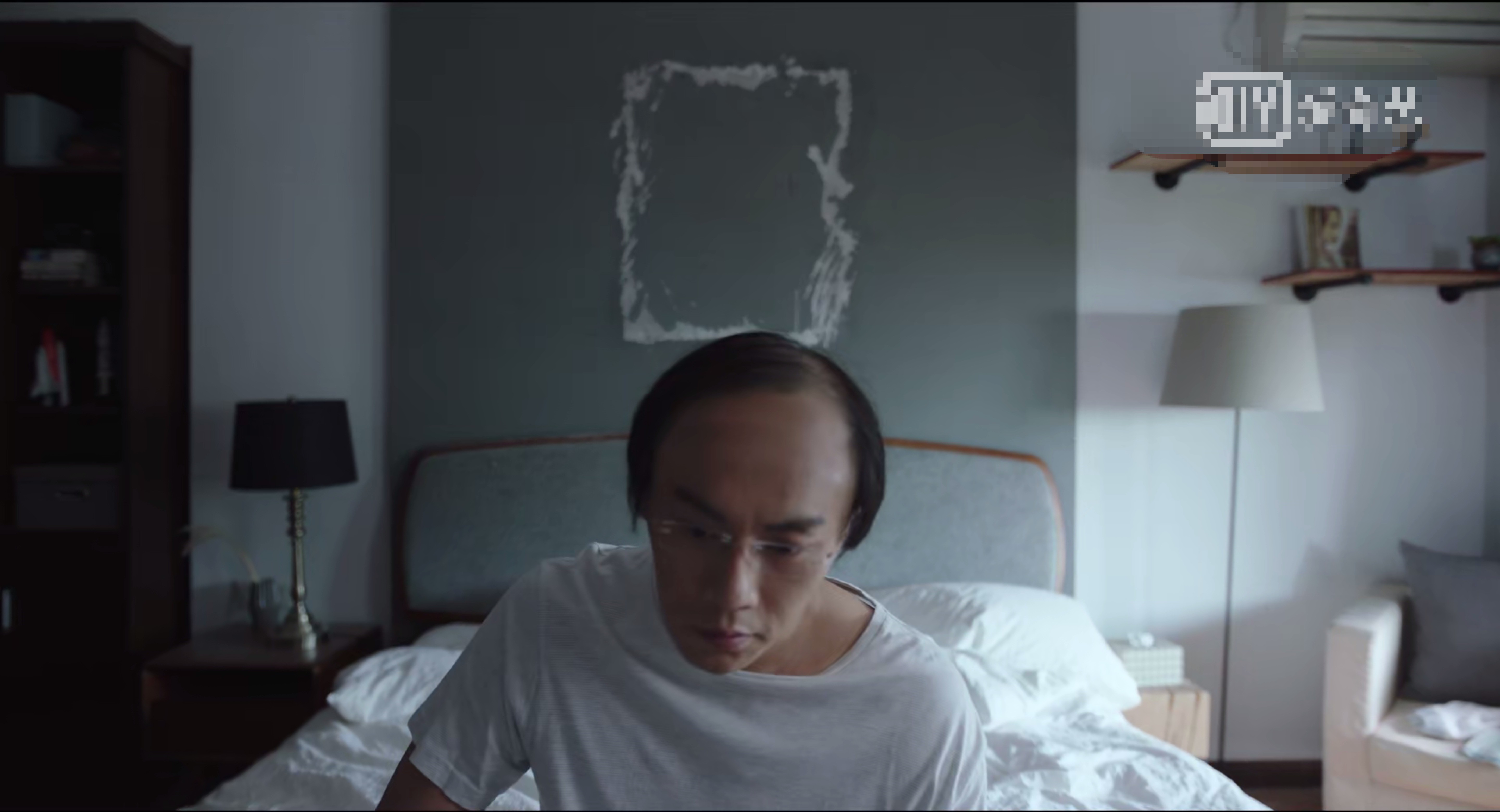 朱朝阳在浴缸里练习憋气,而且不想被妈妈知道,说明了他的心理埋藏了