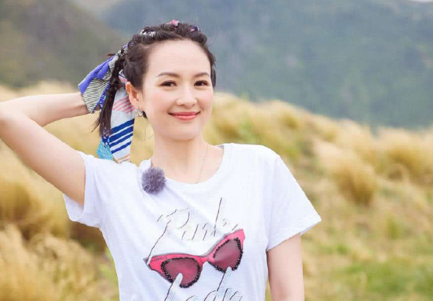 章子怡17岁时有多惊艳?学生时期照片曝光,妥妥的清纯玉女