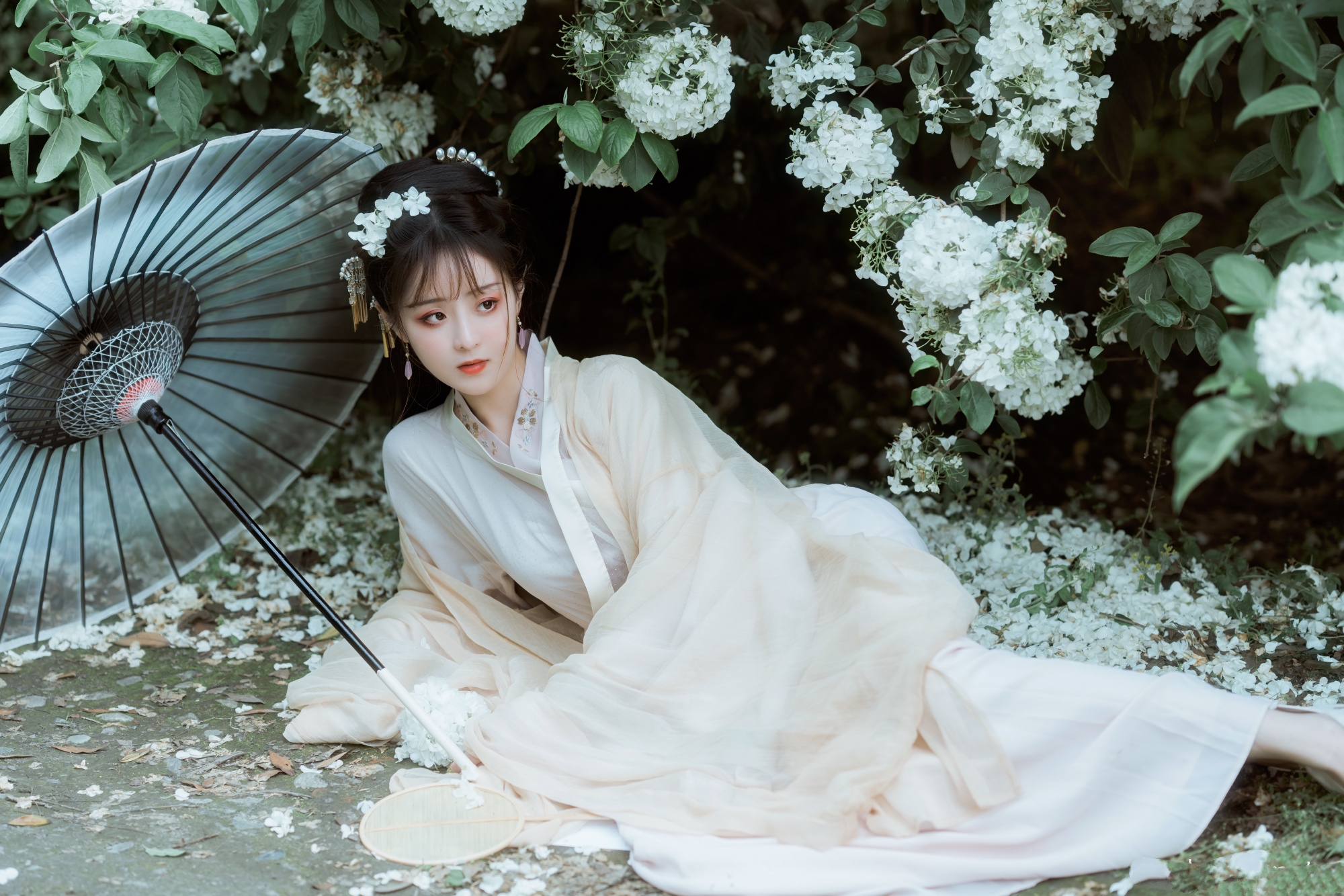 【汉服摄影】高枝带雨压雕栏,一蒂千花白玉团