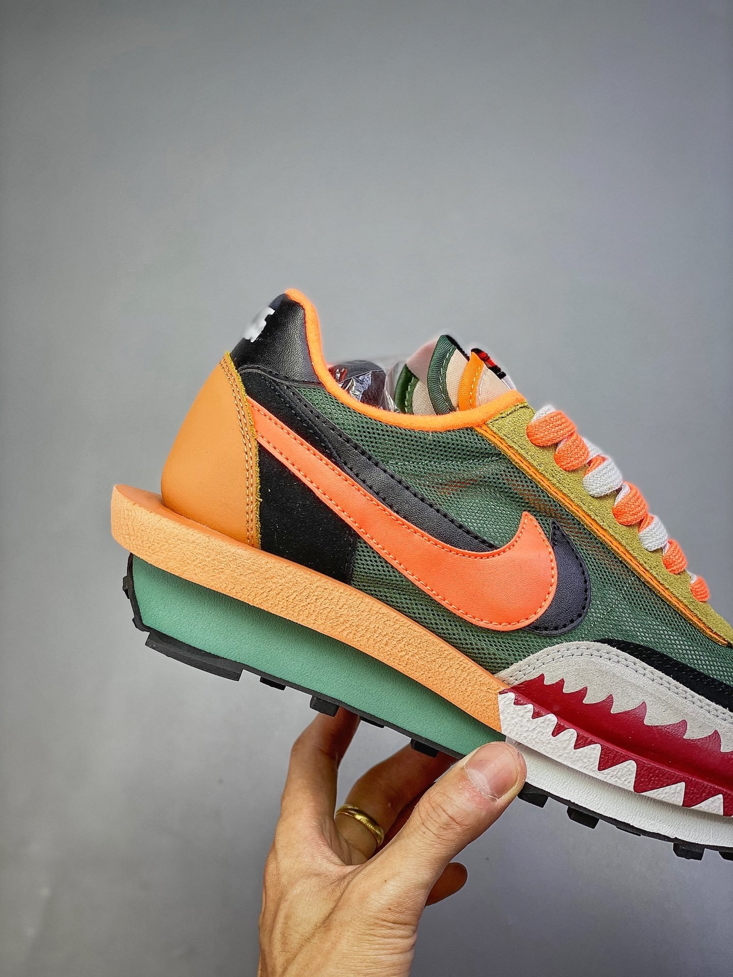 鲨鱼x sacai x nike 联名双勾swoosh跑步鞋