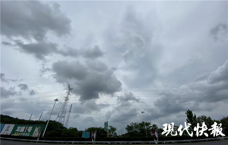 江苏发布暴雨和大风双警报,明天风大雨大部分地区大暴雨