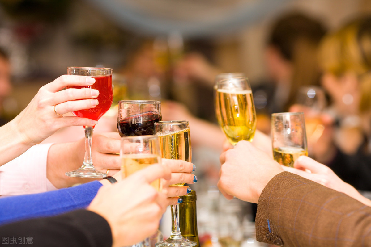 饭局上怎么给领导敬酒?别说"先干为敬",高情商要懂这3