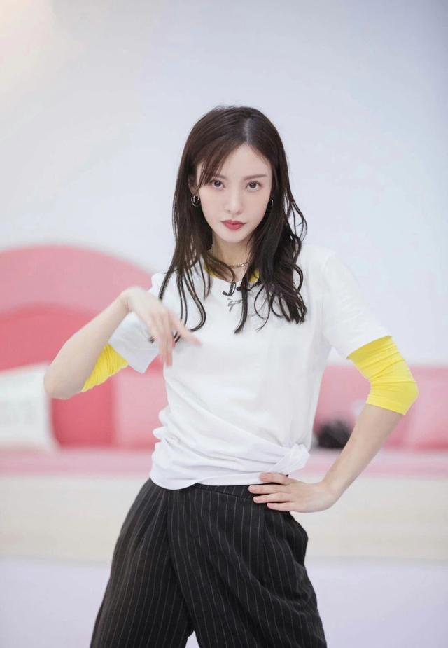 金晨颜值高身材好,黑色背心搭配短裙秀小蛮腰,真是又美又飒