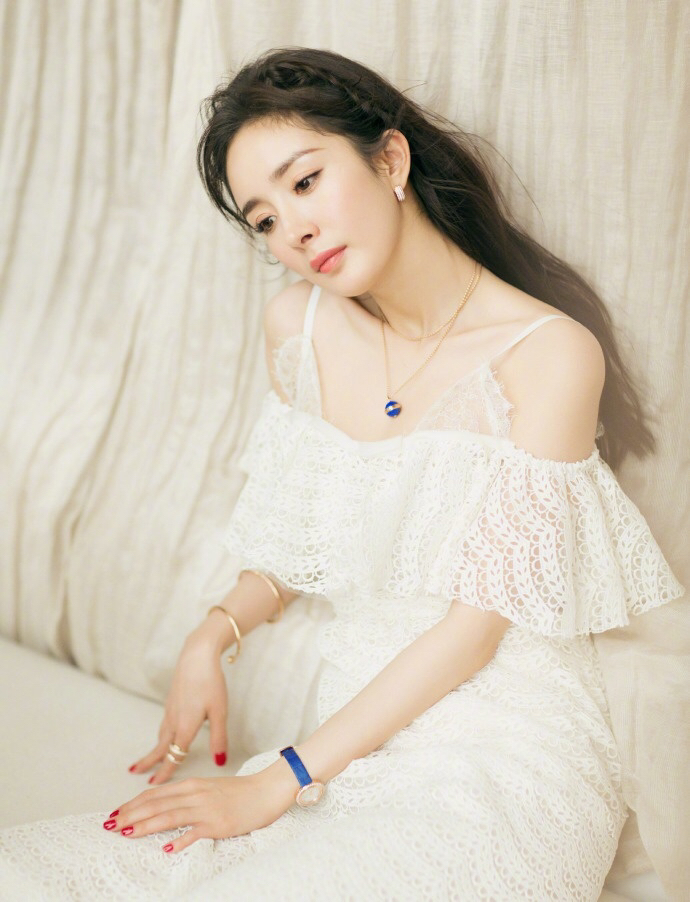 美女明星杨幂白色吊带裙成熟熟魅力写真