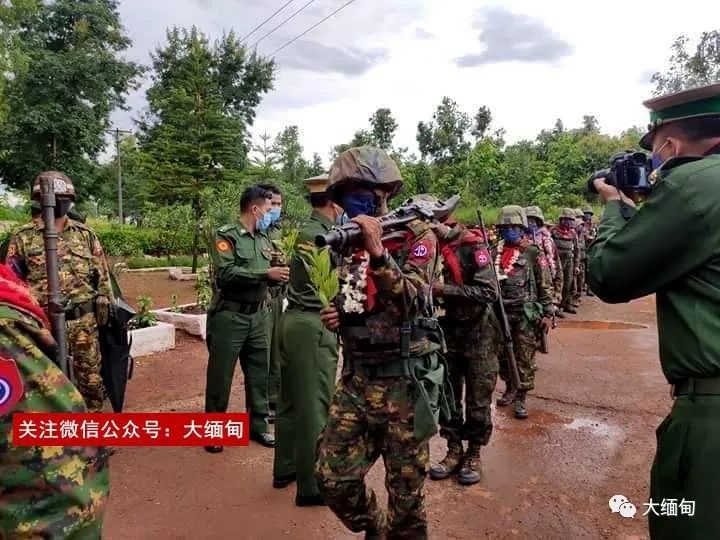 缅甸国防军55师某部官兵从若开邦前线返回驻地休整