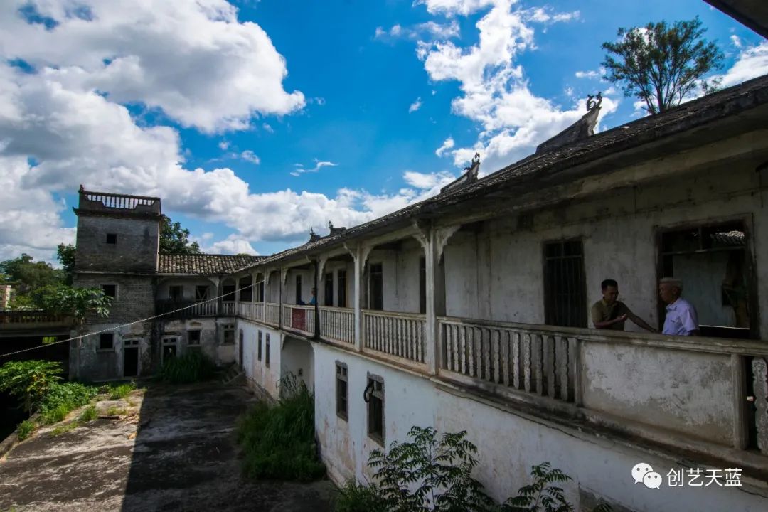 房屋既没人居住,又没找人托管,人去楼空,经年累月,杂草丛生,豪宅荒废
