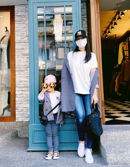 52岁伊能静为4岁女儿庆生,小米粒正脸曝光:这颜值,逆天了!