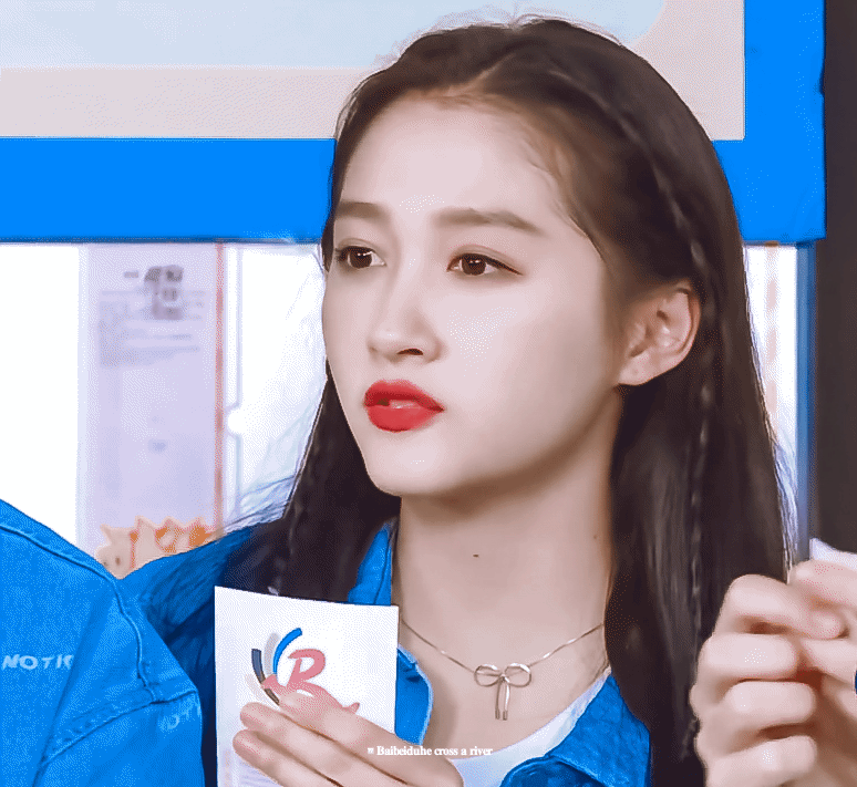 关晓彤穿纱裙拍照,却被关闭十级美颜,看清这腿:我不想