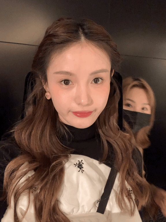 林小宅不迷恋黑袜但爱白袜,看她穿后的腿围,像被上帝捏过一样