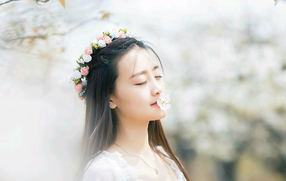 花环美女樱花园唯美写真回眸浅笑气色佳