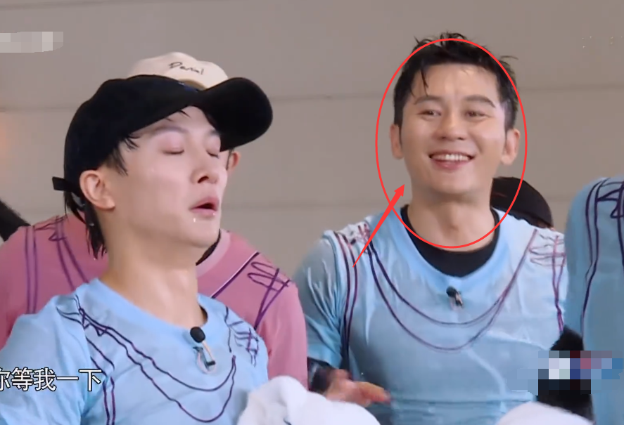 周深急着找隐形眼镜,谁注意李晨的反应?跑男老粉寒心了
