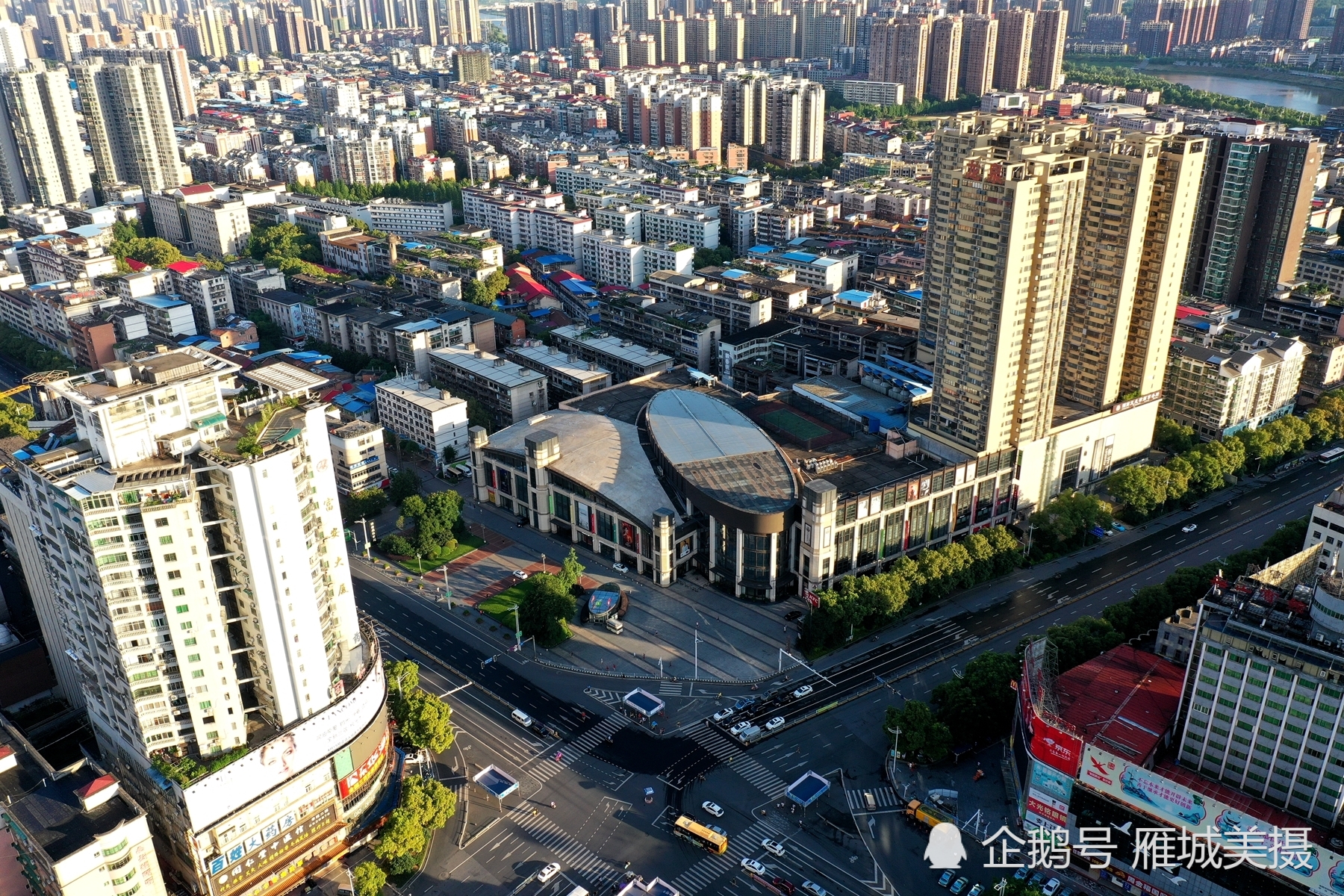 航拍衡阳老城区崇盛晶珠广场,航母般的建筑造型尽显时尚靓丽