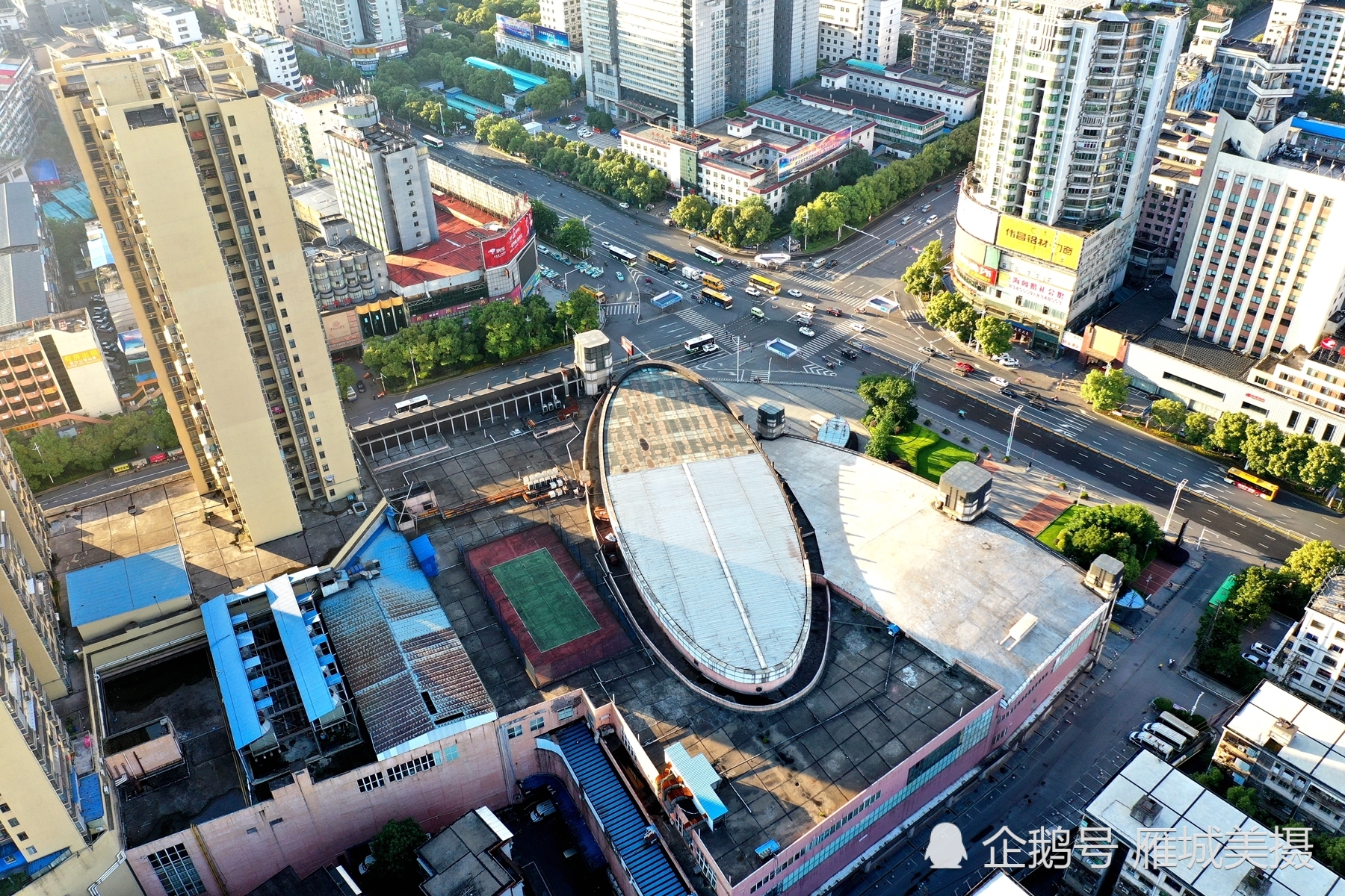 航拍衡阳老城区崇盛晶珠广场,航母般的建筑造型尽显时尚靓丽