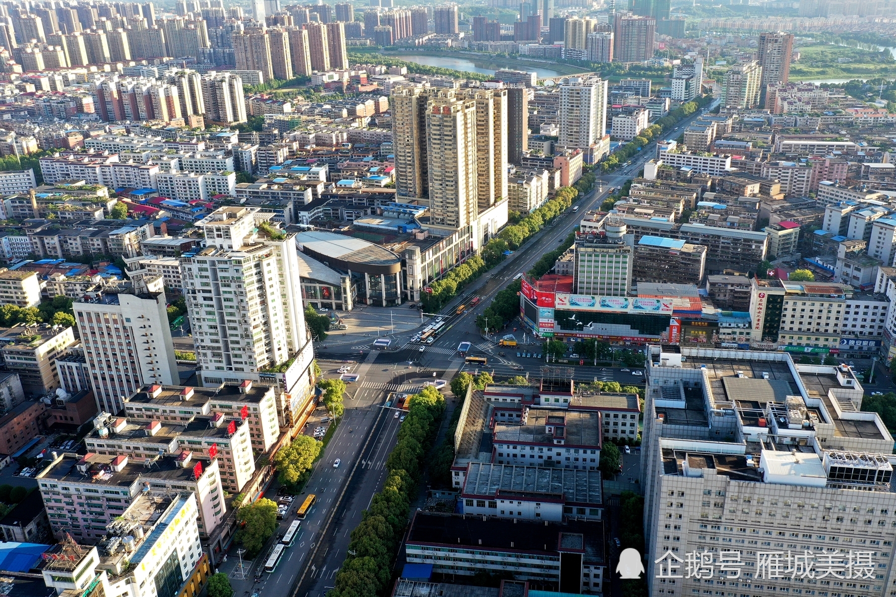 航拍衡阳老城区崇盛晶珠广场,航母般的建筑造型尽显时尚靓丽