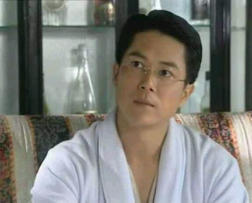 因病退出娱乐圈的王灿,"消失"了6年,收养4个孩子至今未婚