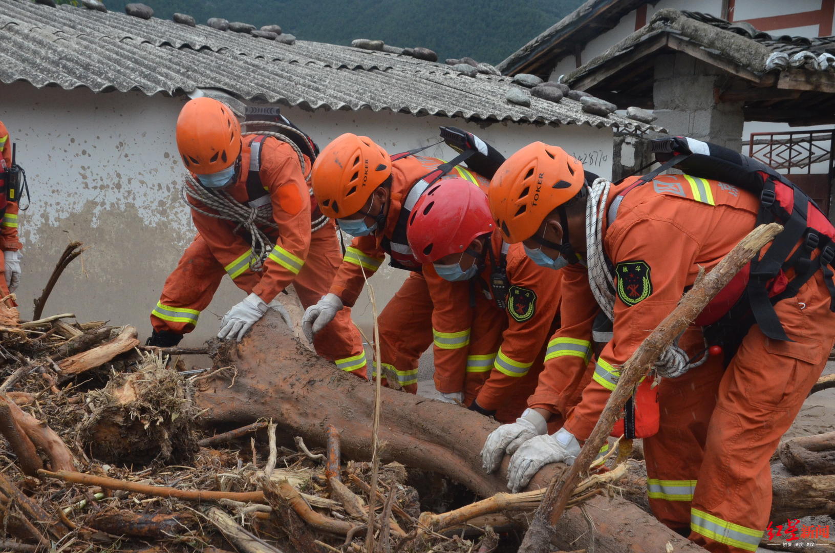 直击四川冕宁县遭遇暴雨灾害搜救现场,420人开展救援救灾