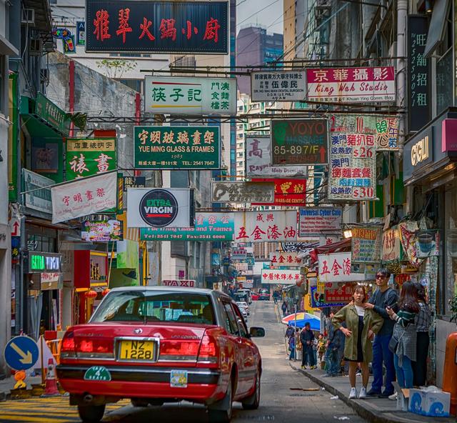 2018年4月9日,香港中环的广告牌.中环是香港的商业中心及政治中心.